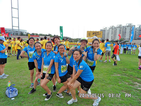 万科“乐跑赛”美女团